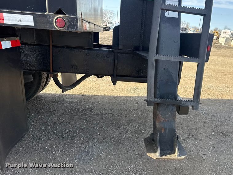 image for item EG2117 2008 Peterbilt 367 grapple crane truck