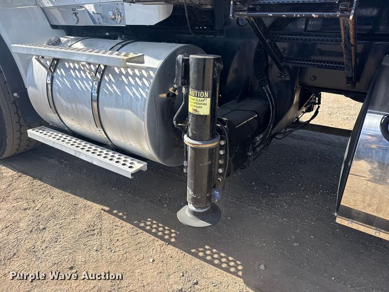 image for item EG2122 2013 Kenworth T800 crane truck