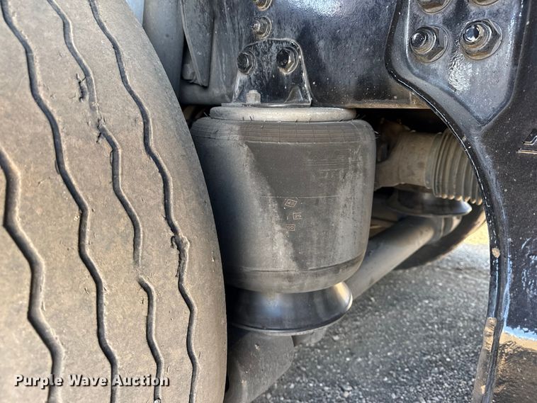 image for item EG2122 2013 Kenworth T800 crane truck