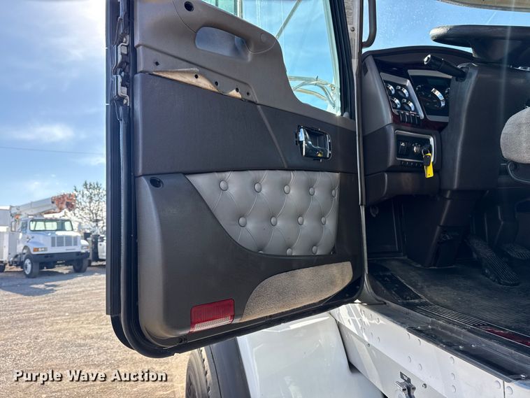 image for item EG2122 2013 Kenworth T800 crane truck