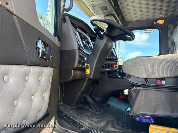 image for item EG2122 2013 Kenworth T800 crane truck