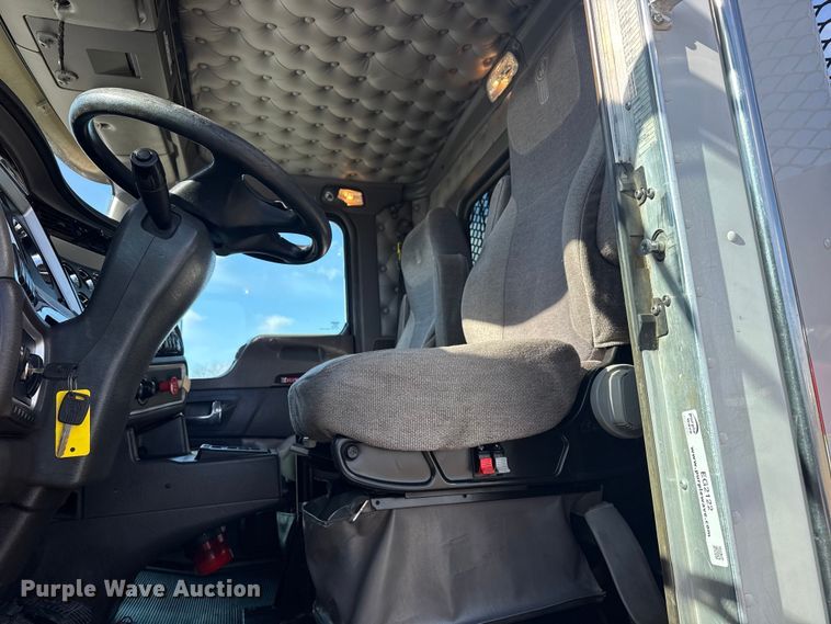 image for item EG2122 2013 Kenworth T800 crane truck