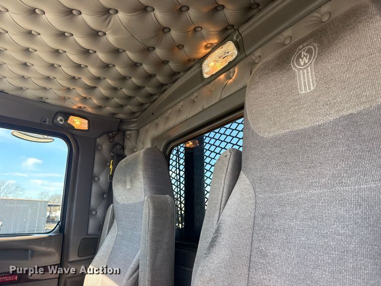 image for item EG2122 2013 Kenworth T800 crane truck