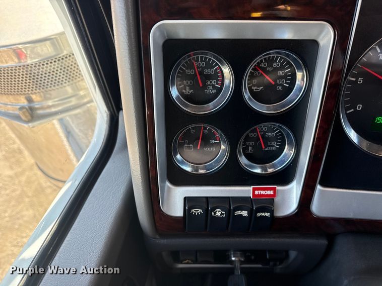 image for item EG2122 2013 Kenworth T800 crane truck