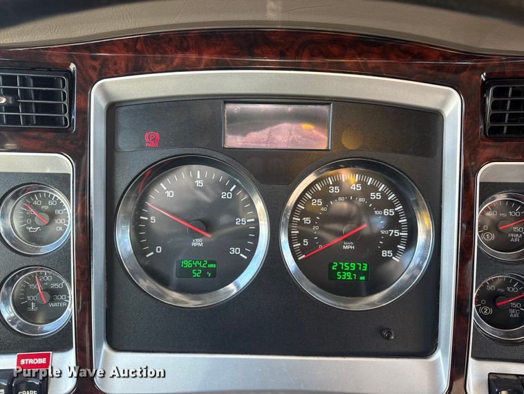 image for item EG2122 2013 Kenworth T800 crane truck