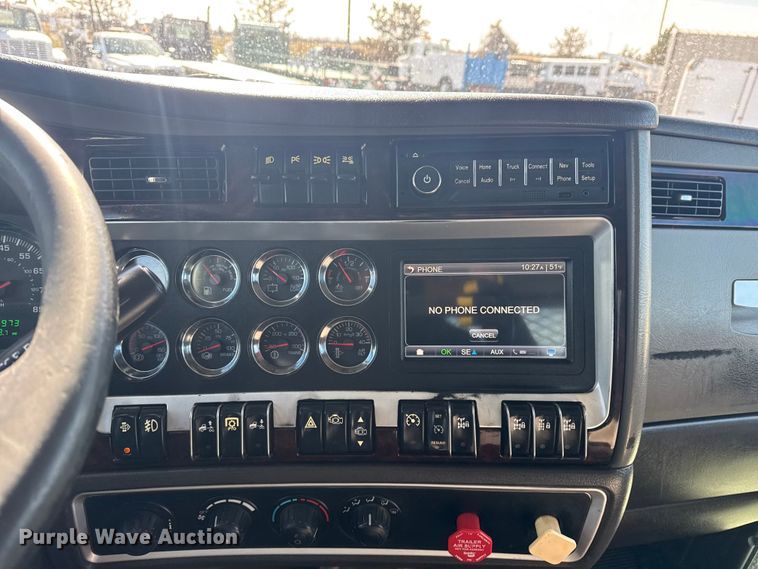 image for item EG2122 2013 Kenworth T800 crane truck