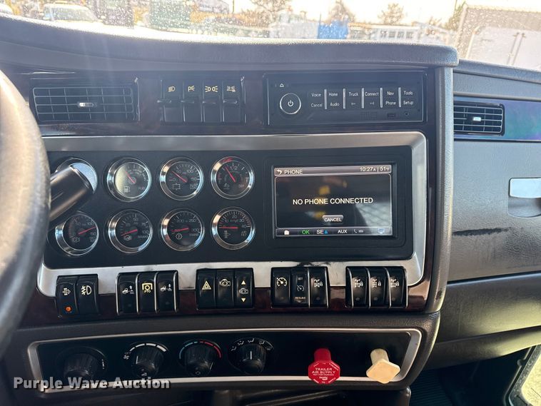 image for item EG2122 2013 Kenworth T800 crane truck