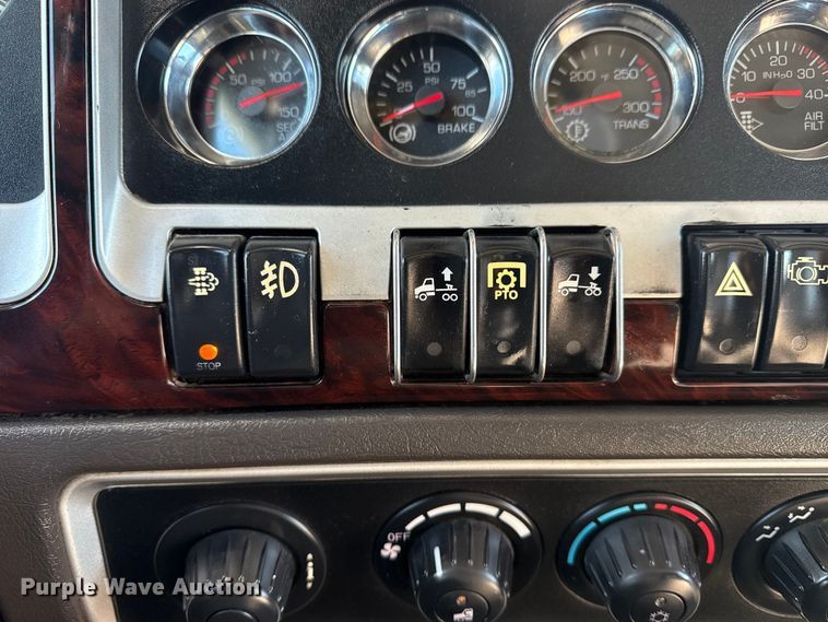 image for item EG2122 2013 Kenworth T800 crane truck