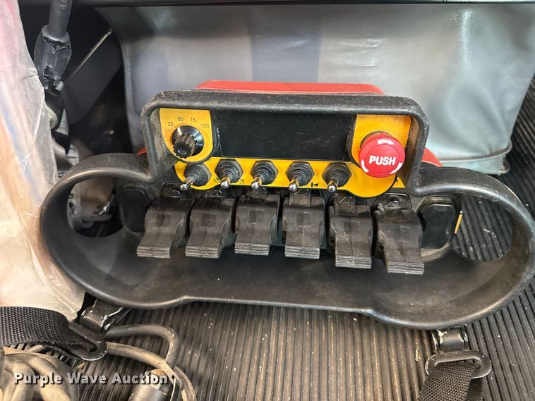 image for item EG2122 2013 Kenworth T800 crane truck