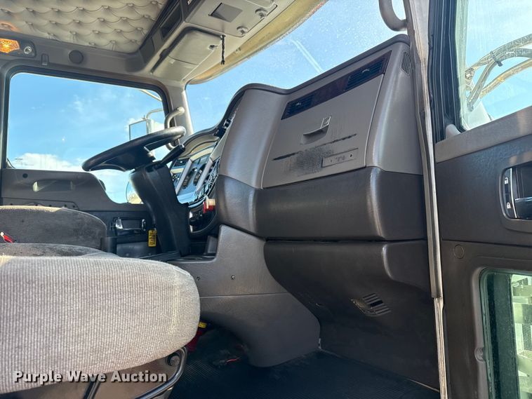 image for item EG2122 2013 Kenworth T800 crane truck