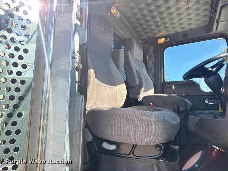 image for item EG2122 2013 Kenworth T800 crane truck