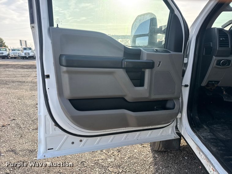 image for item EG2131 2017 Ford F550 utility / service truck