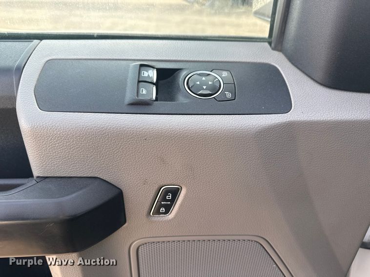 image for item EG2131 2017 Ford F550 utility / service truck