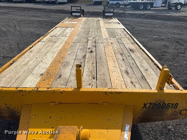 image for item EG2133 2011 Redi Haul Trailers, Inc. R2521 equipment trailer