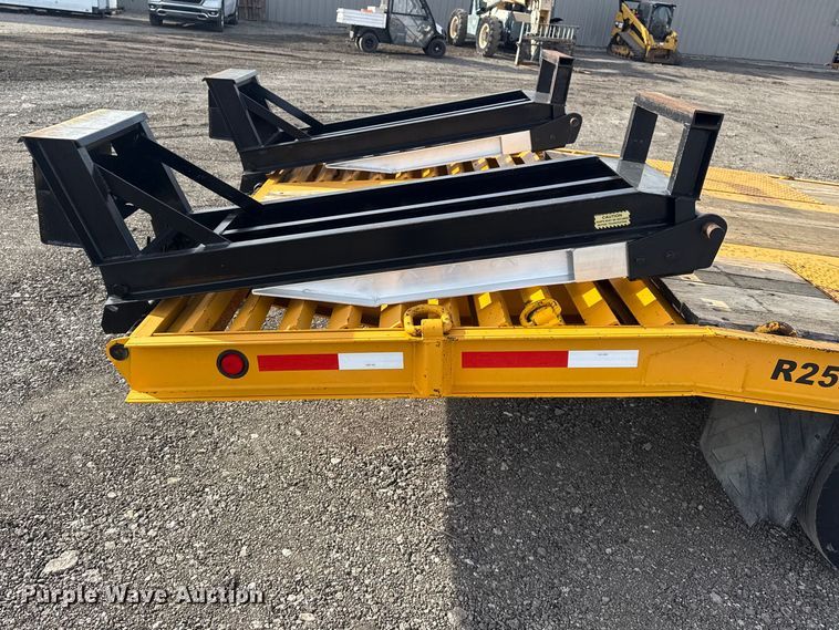 image for item EG2133 2011 Redi Haul Trailers, Inc. R2521 equipment trailer