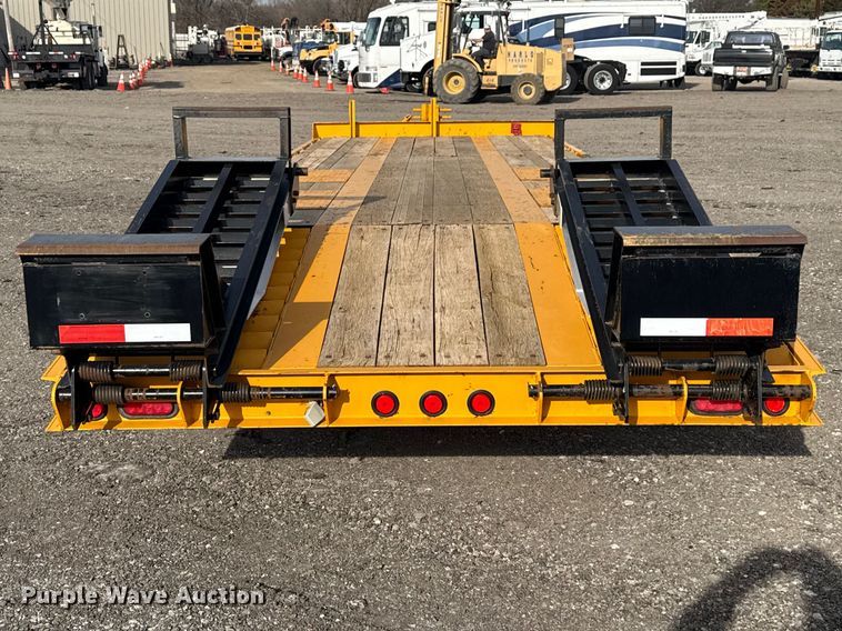 image for item EG2133 2011 Redi Haul Trailers, Inc. R2521 equipment trailer