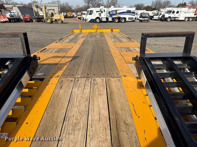 image for item EG2133 2011 Redi Haul Trailers, Inc. R2521 equipment trailer