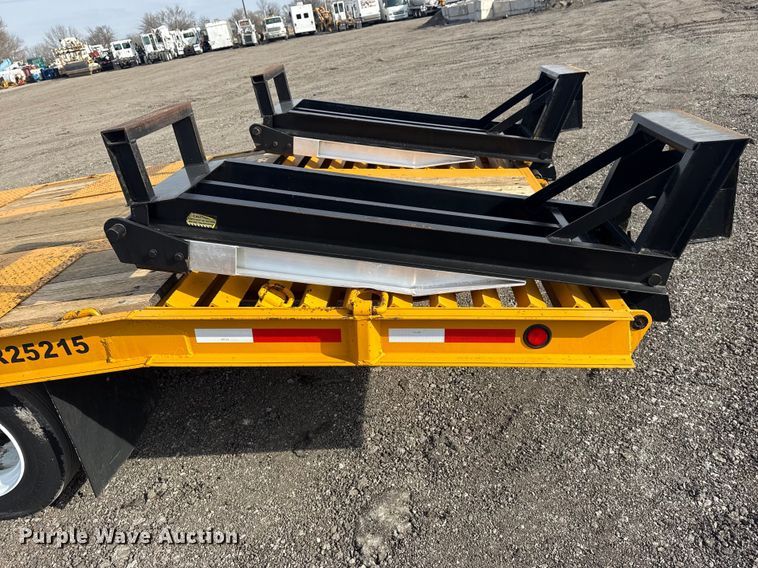 image for item EG2133 2011 Redi Haul Trailers, Inc. R2521 equipment trailer