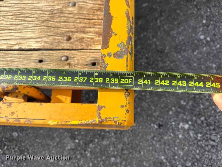 image for item EG2133 2011 Redi Haul Trailers, Inc. R2521 equipment trailer