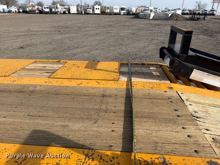 image for item EG2133 2011 Redi Haul Trailers, Inc. R2521 equipment trailer