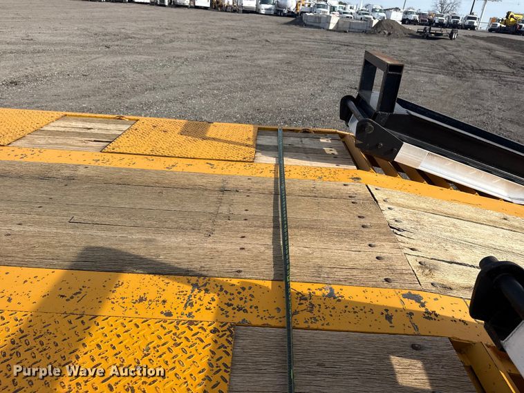 image for item EG2133 2011 Redi Haul Trailers, Inc. R2521 equipment trailer