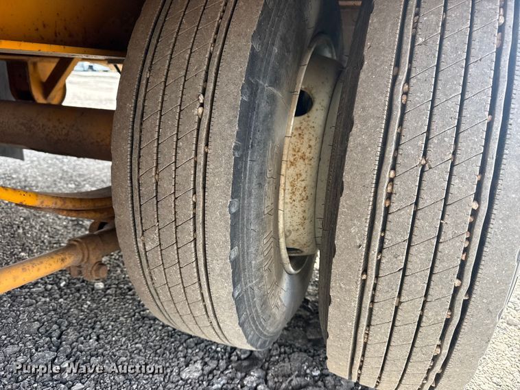 image for item EG2133 2011 Redi Haul Trailers, Inc. R2521 equipment trailer