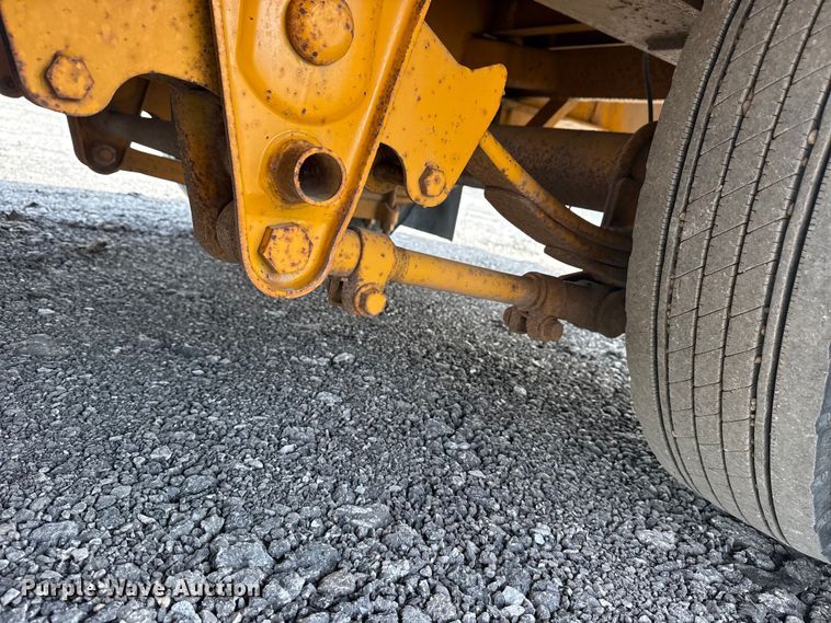 image for item EG2133 2011 Redi Haul Trailers, Inc. R2521 equipment trailer