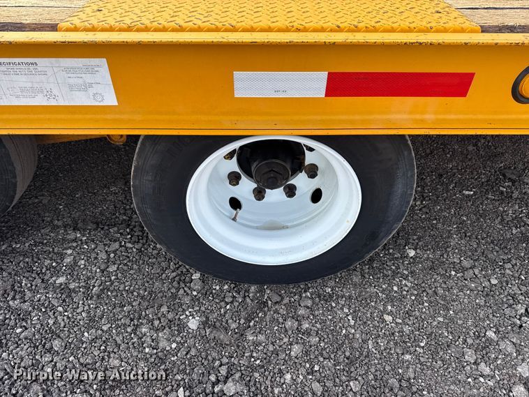 image for item EG2133 2011 Redi Haul Trailers, Inc. R2521 equipment trailer