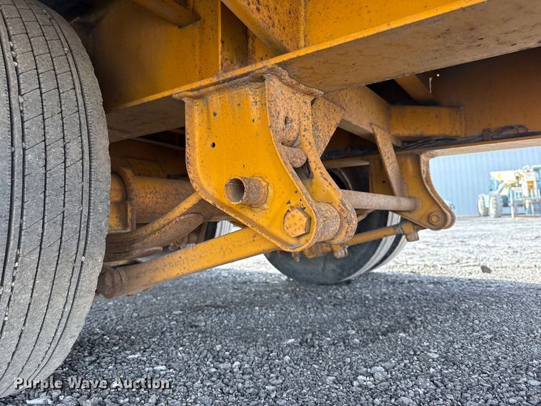 image for item EG2133 2011 Redi Haul Trailers, Inc. R2521 equipment trailer