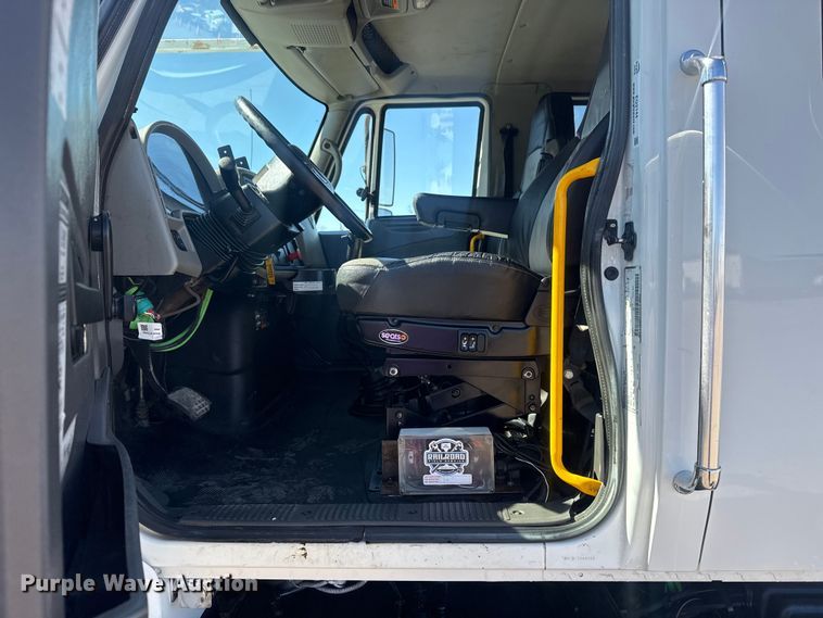 image for item EG2144 2010 International 7500 crane truck