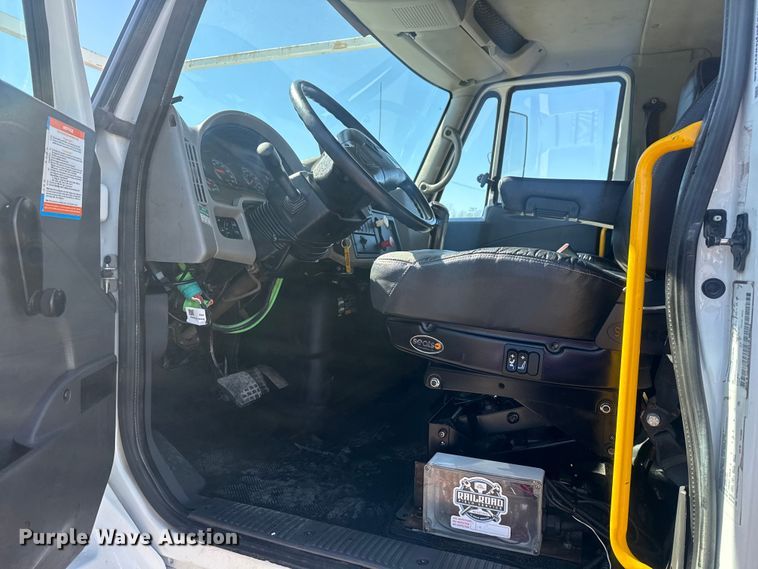 image for item EG2144 2010 International 7500 crane truck