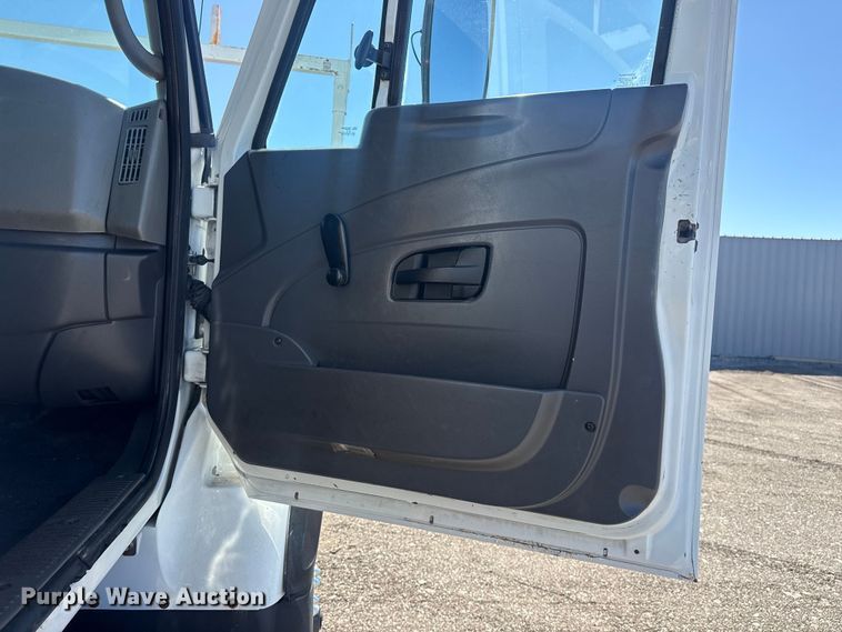 image for item EG2144 2010 International 7500 crane truck