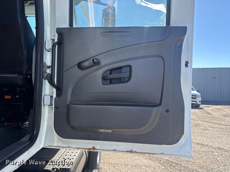 image for item EG2144 2010 International 7500 crane truck