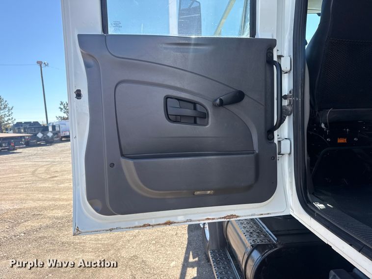 image for item EG2144 2010 International 7500 crane truck