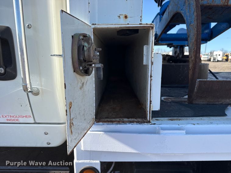 image for item EG2149 2010 International 7600 crane truck