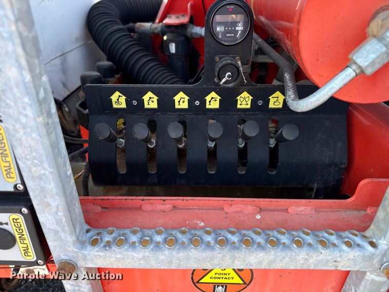 image for item EG2149 2010 International 7600 crane truck