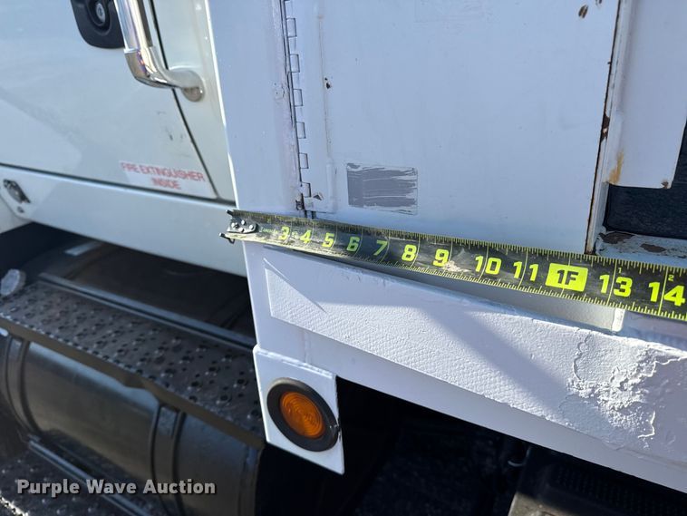 image for item EG2149 2010 International 7600 crane truck