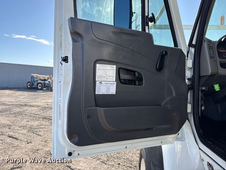 image for item EG2149 2010 International 7600 crane truck