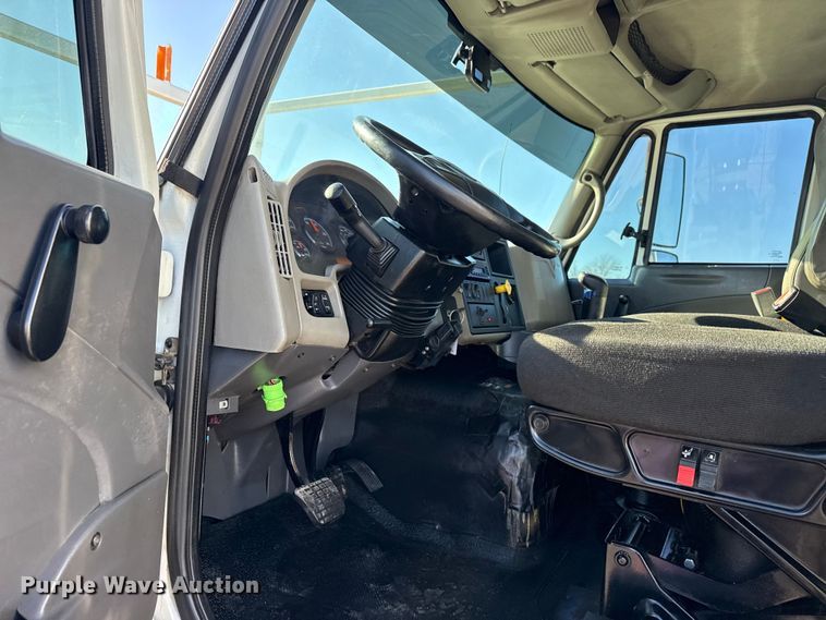 image for item EG2149 2010 International 7600 crane truck