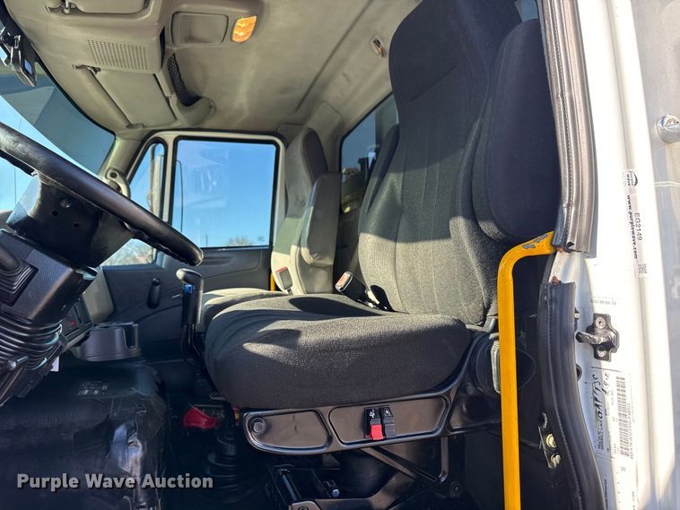 image for item EG2149 2010 International 7600 crane truck