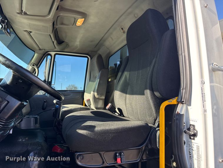 image for item EG2149 2010 International 7600 crane truck