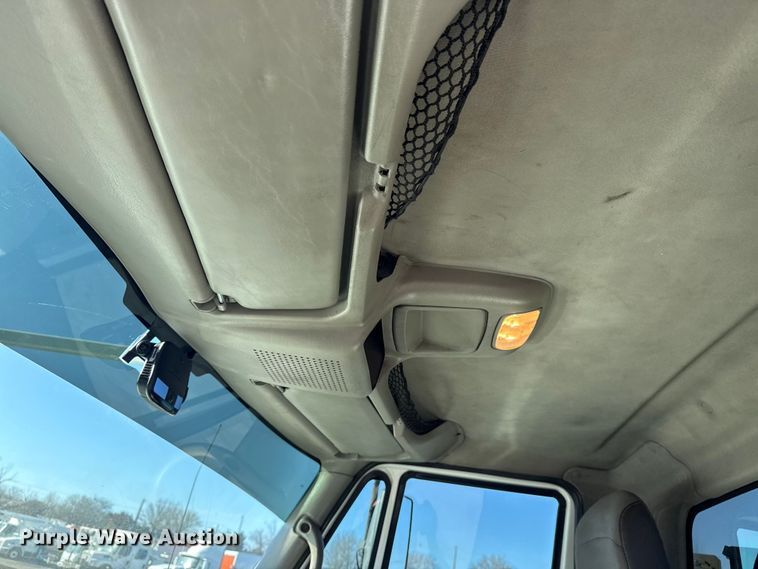 image for item EG2149 2010 International 7600 crane truck