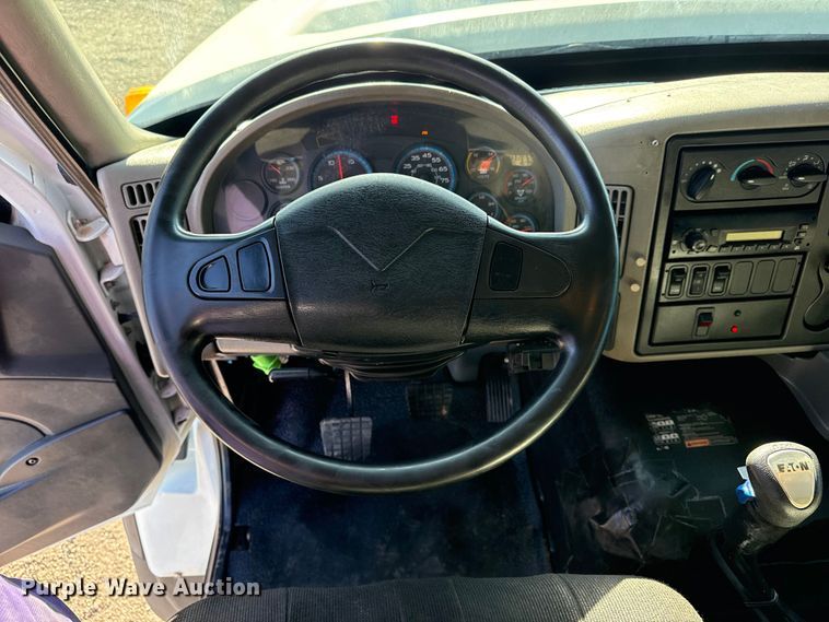 image for item EG2149 2010 International 7600 crane truck