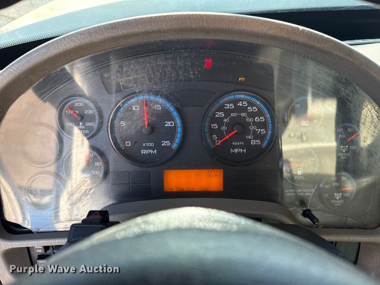 image for item EG2149 2010 International 7600 crane truck