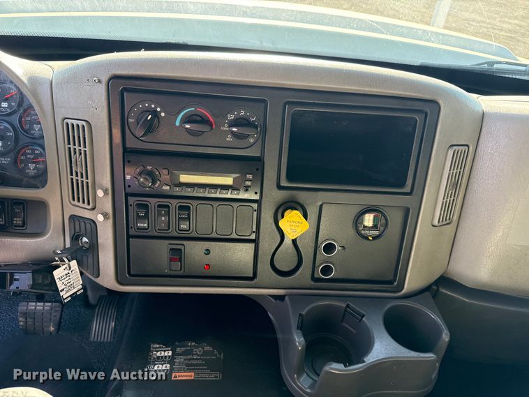 image for item EG2149 2010 International 7600 crane truck