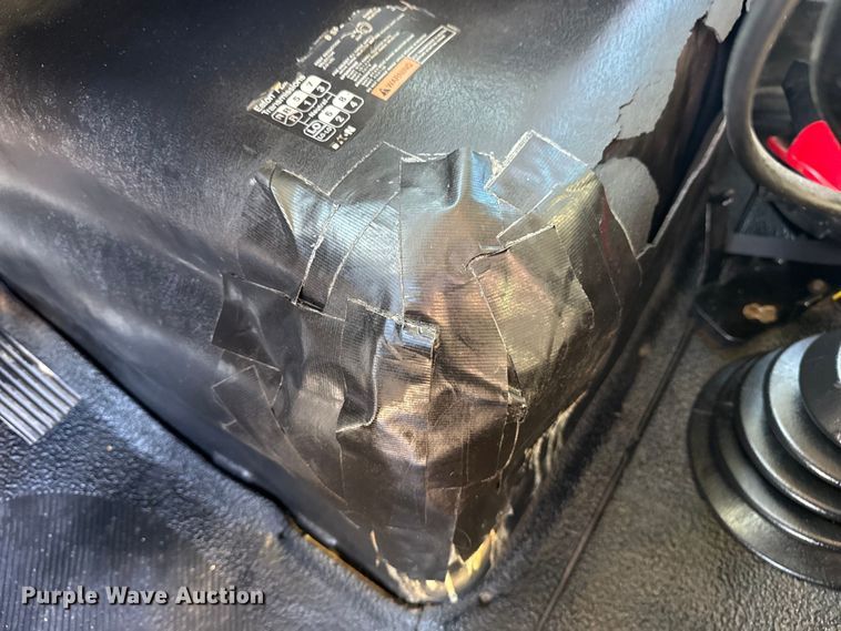 image for item EG2149 2010 International 7600 crane truck