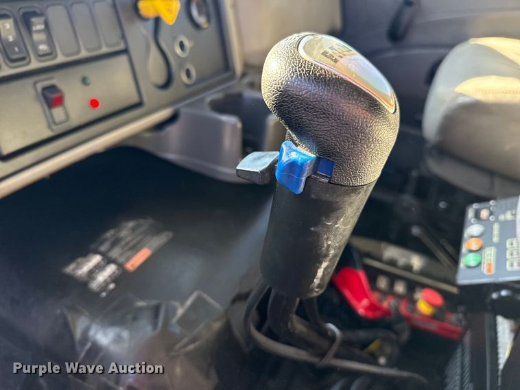 image for item EG2149 2010 International 7600 crane truck