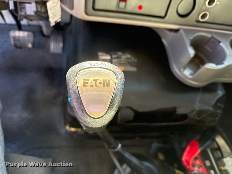 image for item EG2149 2010 International 7600 crane truck