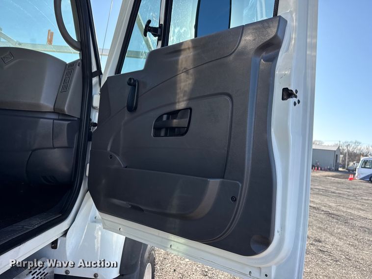 image for item EG2149 2010 International 7600 crane truck