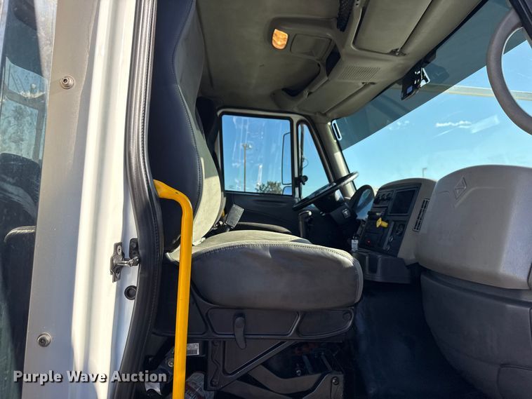 image for item EG2149 2010 International 7600 crane truck